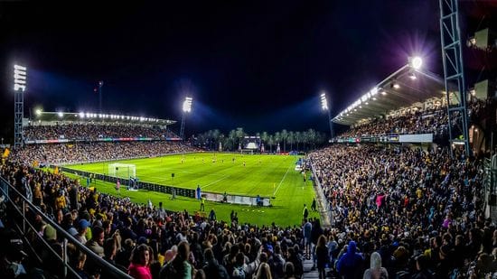 Central Coast Mariners off to Grand Final as over 20,000 fans fill Stadium